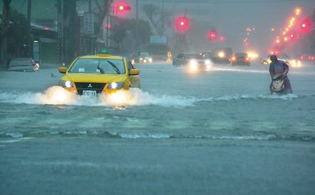 “凡亚比”台风风强雨大，造成高雄市区积水严重，汪洋一片。 来源：台湾《中国时报》