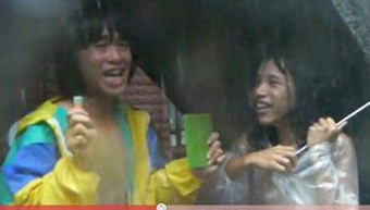 台湾高雄三名男大学生，自拍影片模拟台风天记者连线的画面，消遣电视台记者被批“白目”。图片来源：台湾“今日新闻网”