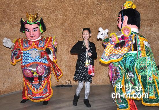 小S携全家访世博台湾馆 牵女儿兴奋起舞不忘自