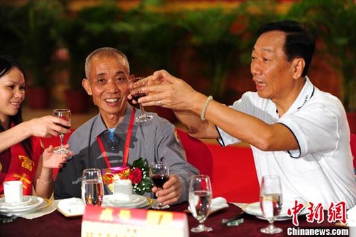 郭台铭宴请富士康优秀员工 称加薪短空长多