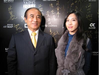 <em>王金平</em>携<em>女</em>出席摄影展 女儿爆料常偷拍父亲--台