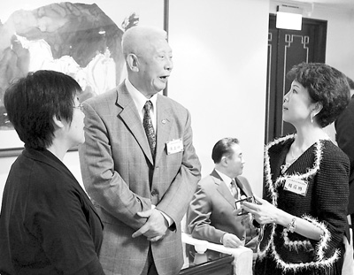 胡葆琳(右)、黄慧南(左)与台湾退役上将交谈。连锦添摄