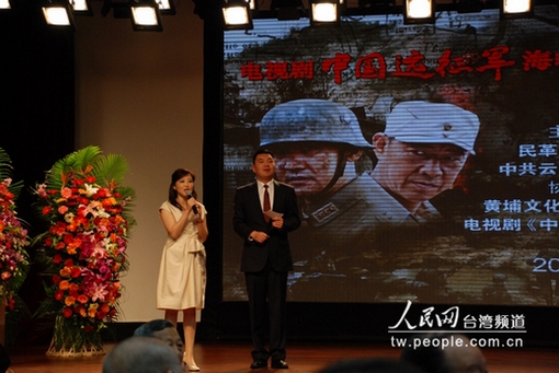 来自台湾的主持人尹乃菁与CCTV主持人。(人