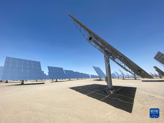 甘肅敦煌光電產業園內用於光熱發電的定日鏡（7月23日攝）。新華社記者 黃揚 攝