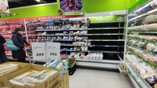 今年2月，在台北一家超市內，雞蛋貨架上空空如也。新華社記者 黃揚 攝