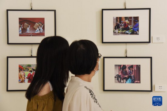 11月4日，觀眾在台北參觀2023茶馬古道紀實攝影展。新華社記者 劉斐 攝