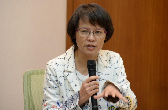  2023年12月4日，台北第一女子高中教師區桂芝在“歷史教育新三自運動協會”記者會上發言。新華社記者 陳鍵興 攝