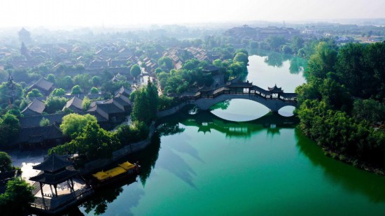 這是2023年8月10日拍攝的位於棗庄市台兒庄區的大運河國家文化公園（棗庄段）台兒庄古城景色（無人機照片）。 新華社記者 郭緒雷攝