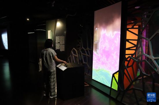 4月2日，觀眾在“沉浸故宮數位展——捕捉靈光：尋找新感動”第一單元參觀。新華社記者 齊菲 攝