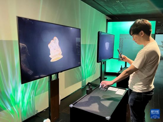 4月2日，观众通过互动装置近距离、多角度观赏肉形石。新华社记者 齐菲 摄