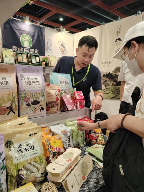 5月10日，民眾在台中市霧峰區農會的攤位挑選產品。新華社記者 趙博 攝