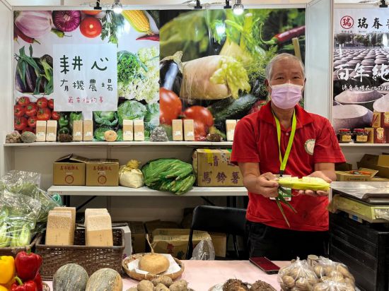  5月10日，來自雲林縣的農戶展示有機蔬菜。新華社記者 趙博 攝