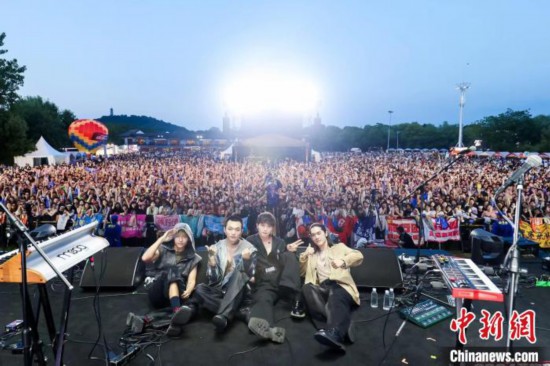 西施音乐节现场，台湾“傻子与白痴”乐队与观众留影。 诸暨台办供图