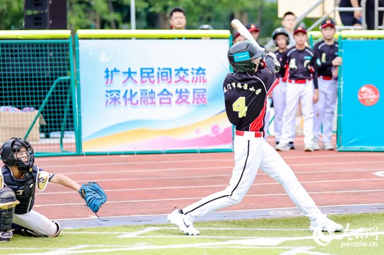 2024年海峡两岸青少年棒球交流赛在厦门举行。人民网记者 陈博摄