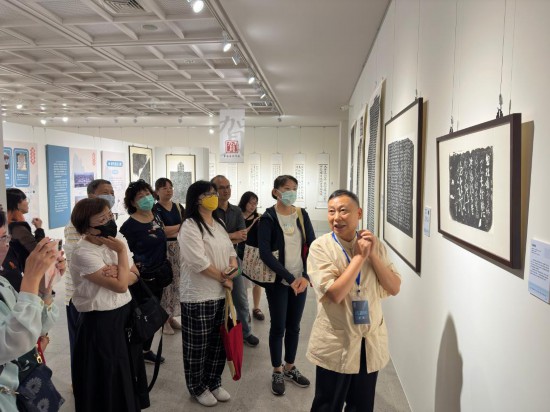 7月20日，人們在“西安碑林海峽兩岸臨書展”現場參觀。新華社記者 王承昊 攝