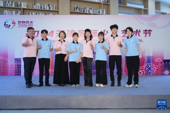   台灣大中青少年國樂團在活動現場合影（7月25日攝）。新華社發