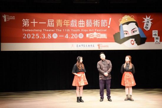   3月2日，吴兆南相声剧艺社演员在表演相声。新华社记者 刘斐 摄