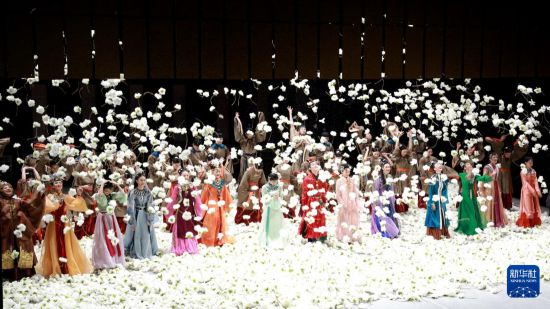 6月19日晚，江蘇大劇院原創民族舞劇《紅樓夢》在台北表演藝術中心上演。演出結束后，演員返場謝幕。新華社記者 李建華 攝