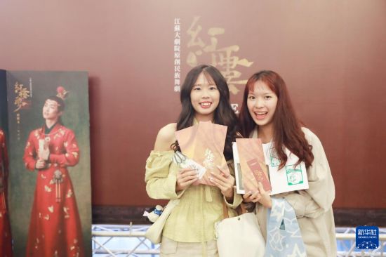 6月19日晚，江蘇大劇院原創民族舞劇《紅樓夢》在台北表演藝術中心上演。演出開始前，觀眾在劇場入口處的展板前拍照“打卡”。新華社記者 李建華 攝