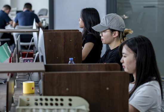 來自華僑大學的台灣學生（右二）在廈門“台青創客家”裡實習（2024年6月14日攝）。新華社記者 魏培全 攝