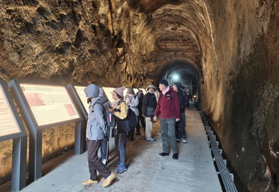 游客在刘铭传隧道中参观(1月7日摄)。新华社记者 王承昊 摄