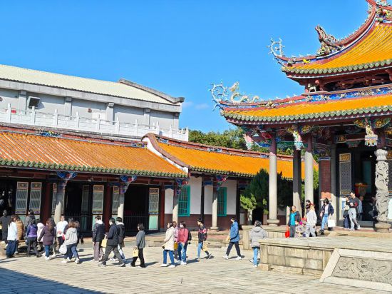 1月10日,考生和家长结束祈福仪式后离开台北孔庙大成殿。新华社记者 王承昊 摄