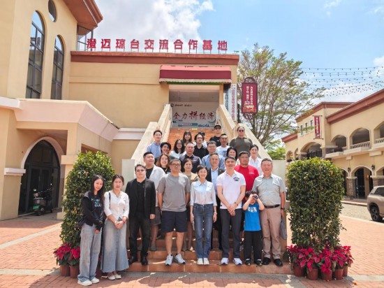 　3月22日，两岸青年在澄迈琼台交流合作基地合影。新华社发