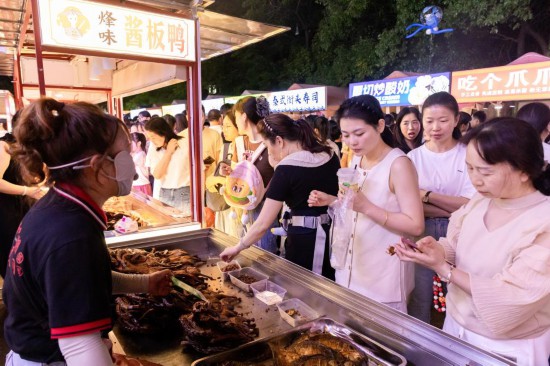 這是醴陵市醬板鴨美食節現場（2025年10月2日攝）。新華社發