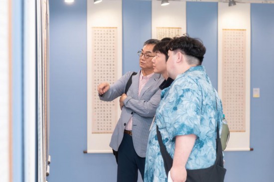 人們在台北舉行的“臨古開新·共書輝煌”2026西安碑林海峽兩岸臨書展上參觀（4月11日攝）。新華社發
