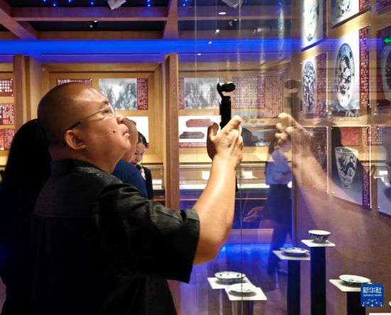 台胞林俊亿在南澳县海防史博物馆参观（5月15日摄，手机照片）。新华社记者 王承昊 摄