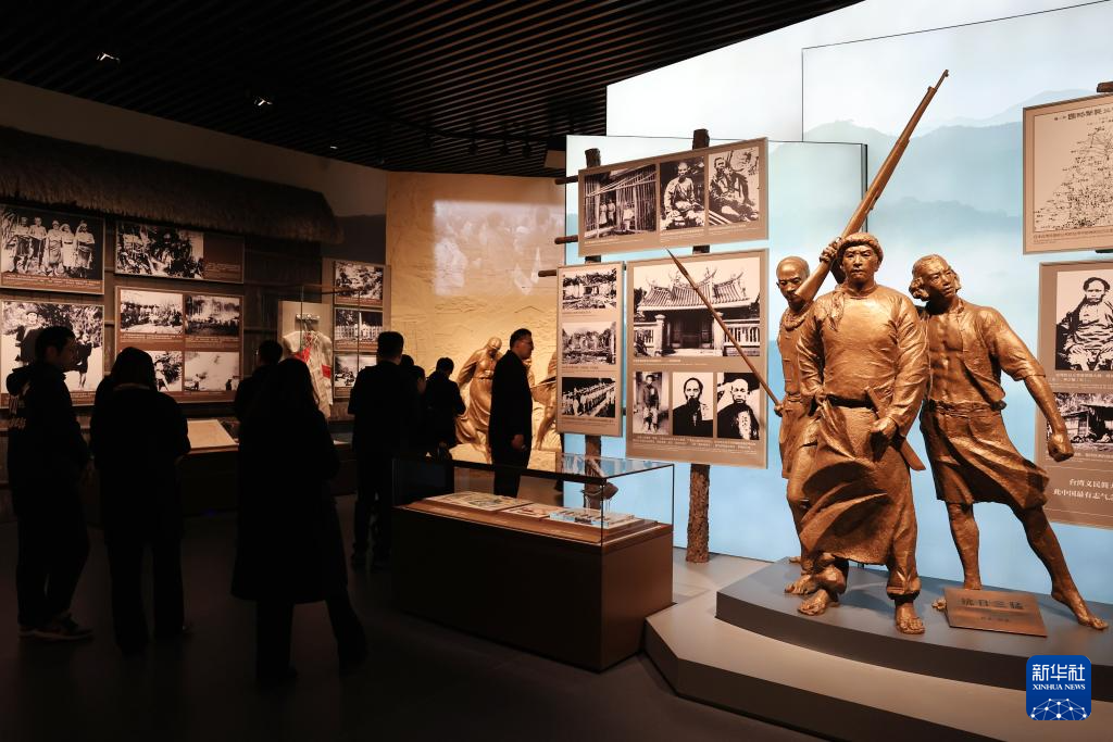 10月25日，參觀者在中國人民抗日戰爭紀念館參觀《不屈的寶島 丹心向祖國——台灣同胞抗日史實展》。新華社記者 張晨霖 攝