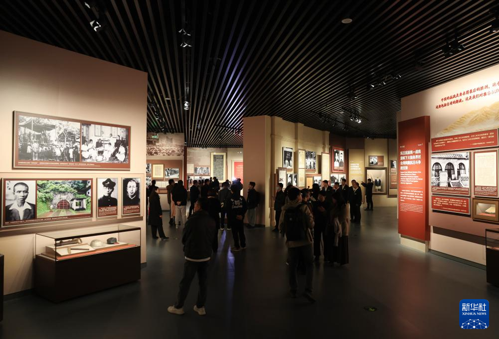10月25日，參觀者在中國人民抗日戰爭紀念館參觀《不屈的寶島 丹心向祖國——台灣同胞抗日史實展》。新華社記者 張晨霖 攝