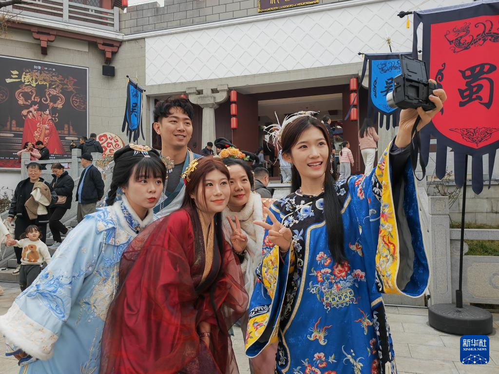 來自台灣新北的田曲文(左一)和朋友們在知音殿前合影(3月8日攝)。新華社記者 樂文婉 攝